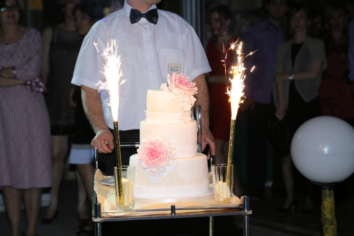 Svadobná torta, svadba, barman, iskra, obrad, torta, ľudia, dav, oslava, muž