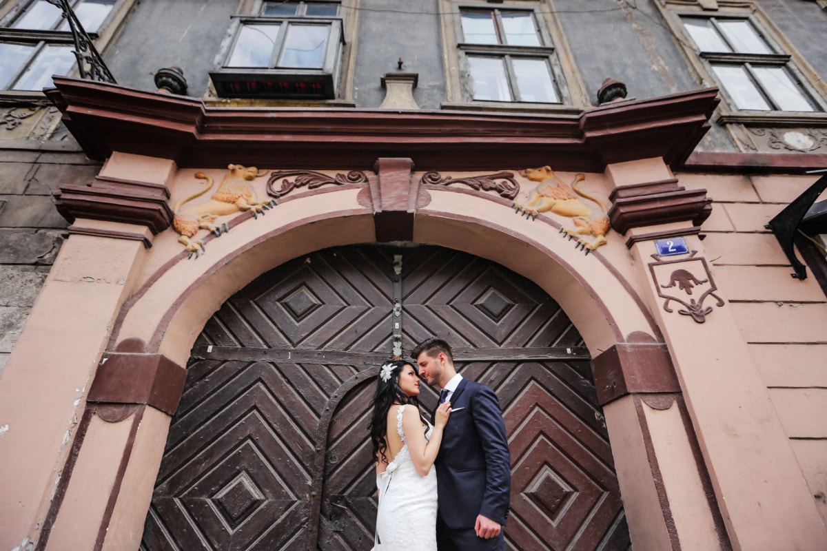 mand, kone, foran døren, bryllup, outfit, vindue, bygning, bryllupskjole, romanssi, poserer