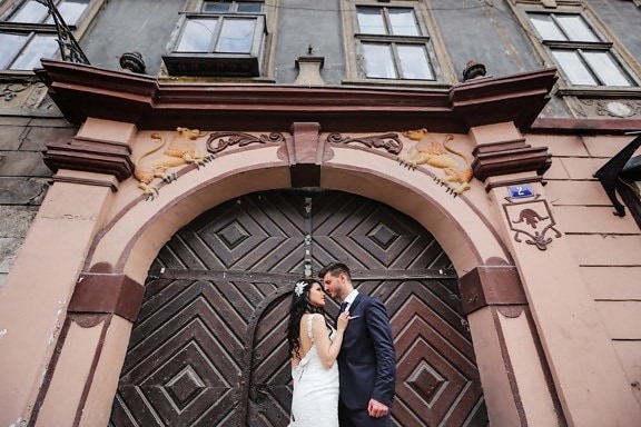 manžel, manželka, predné dvere, svadba, oblečenie, okno, budova, svadobné šaty, romance, pózovanie