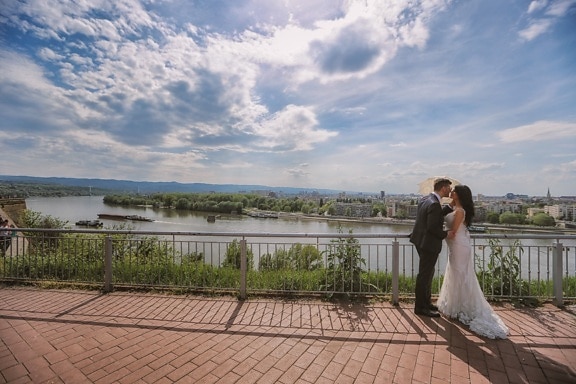 младоженеца, булката, сватбена рокля, на открито, Съншайн, чадър, река, ограда, Любов, панорама