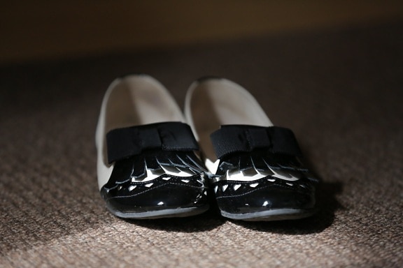 cómodo, clásico, zapatos, hecho a mano, negro, cuero, glamour, elegancia, sombra, alfombra