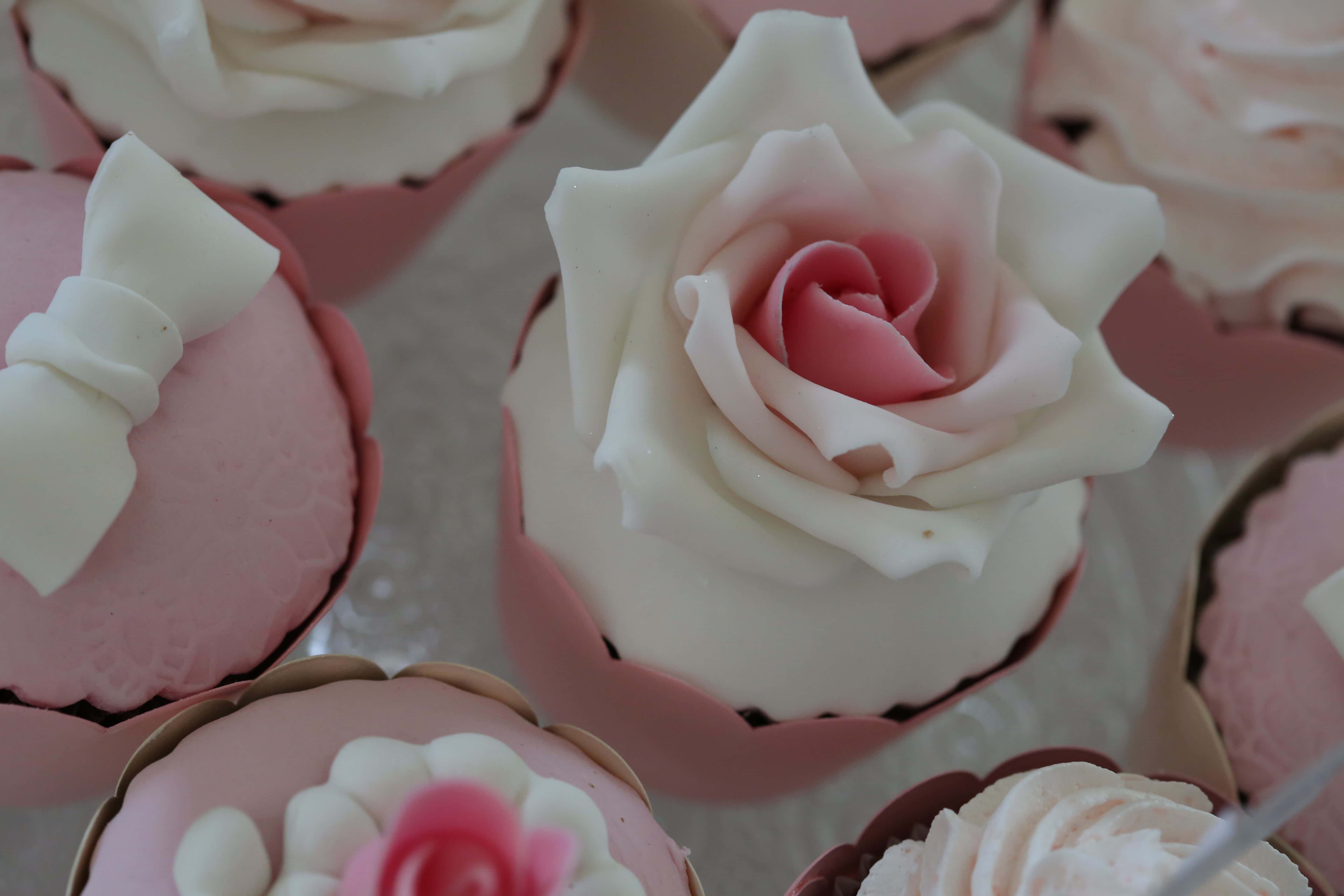 フリー写真画像 カップケーキ クリーム ピンク バラ 結婚式 ピンク 砂糖 愛 花 ローズ