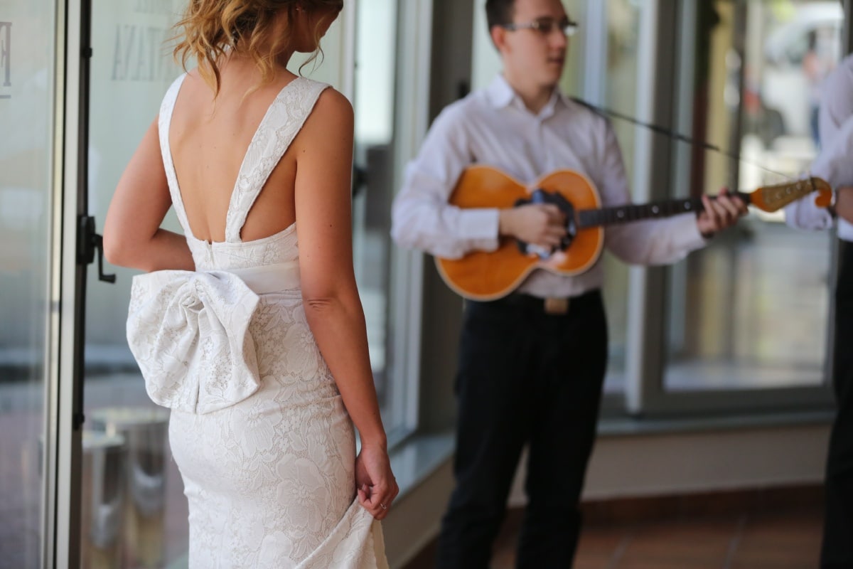 フリー写真画像 結婚式 ミュージシャン ウェディングドレス お祝い ダンス 歌 女性 男 人々 屋内で