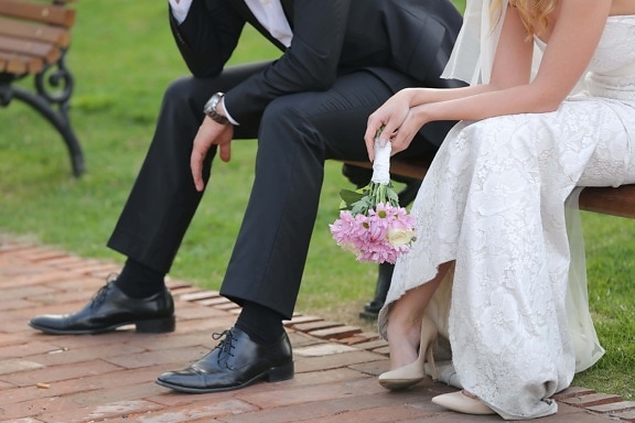 váy cưới, Bàn ủi li quần, giày cao gót, sandal, thời trang, Cặp vợ chồng, bó hoa, đám cưới, chú rể, cô dâu