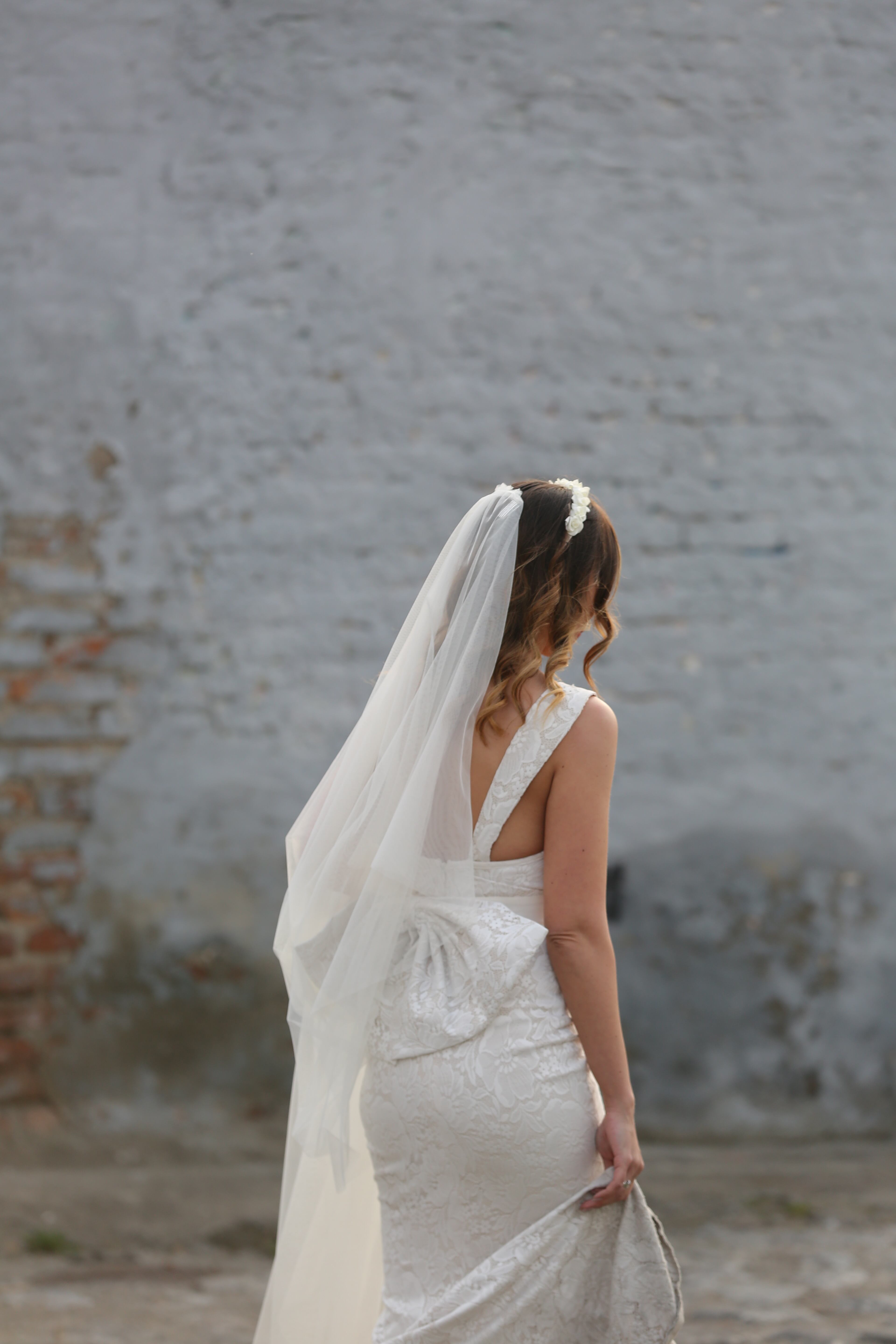 フリー写真画像 ウェディングドレス ベール 花嫁 結婚式 豪華です グラマー 髪型 通り シルク ファッション