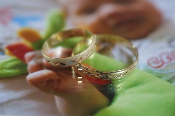anillo de bodas, oro, joyería, cuadro, costoso, adentro, boda, naturaleza muerta, difuminar, tabla