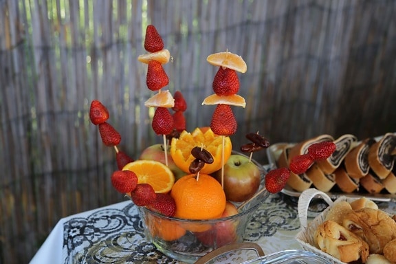 naranjas, manzanas, fresas, cáscara de naranja, productos de panadería, desayuno, vela, madera, naturaleza, fruta