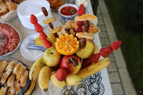 딸기, 뷔페, 과일, 감귤 류, 고기, 점심, 구워진된 상품, 식사 공간, 간이 식당, 테이블