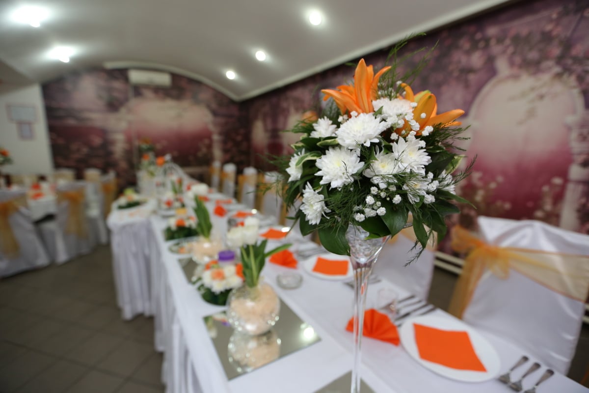 elegantní, váza, lilie, jídelní kout, jídelny, kytice, dekorace, uvnitř, uspořádání, svatba