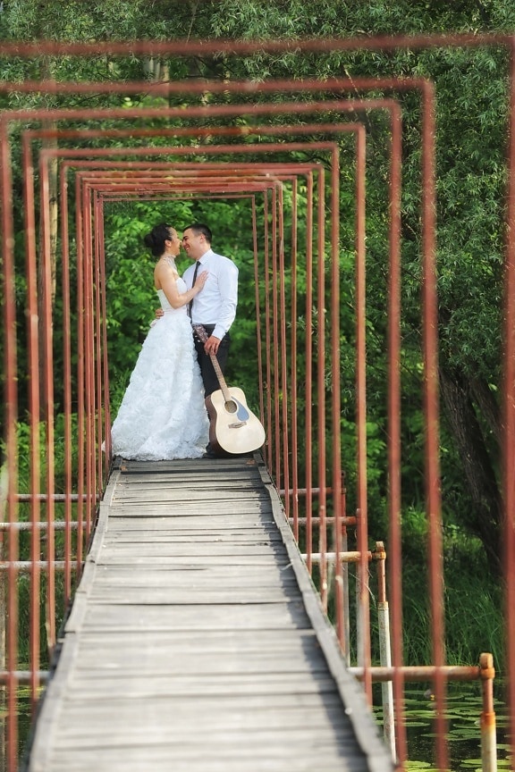 Mann, Hochzeitskleid, Ehefrau, Hochzeit, Brücke, Gitarre, Umarmung, Lächeln, Braut, Bräutigam