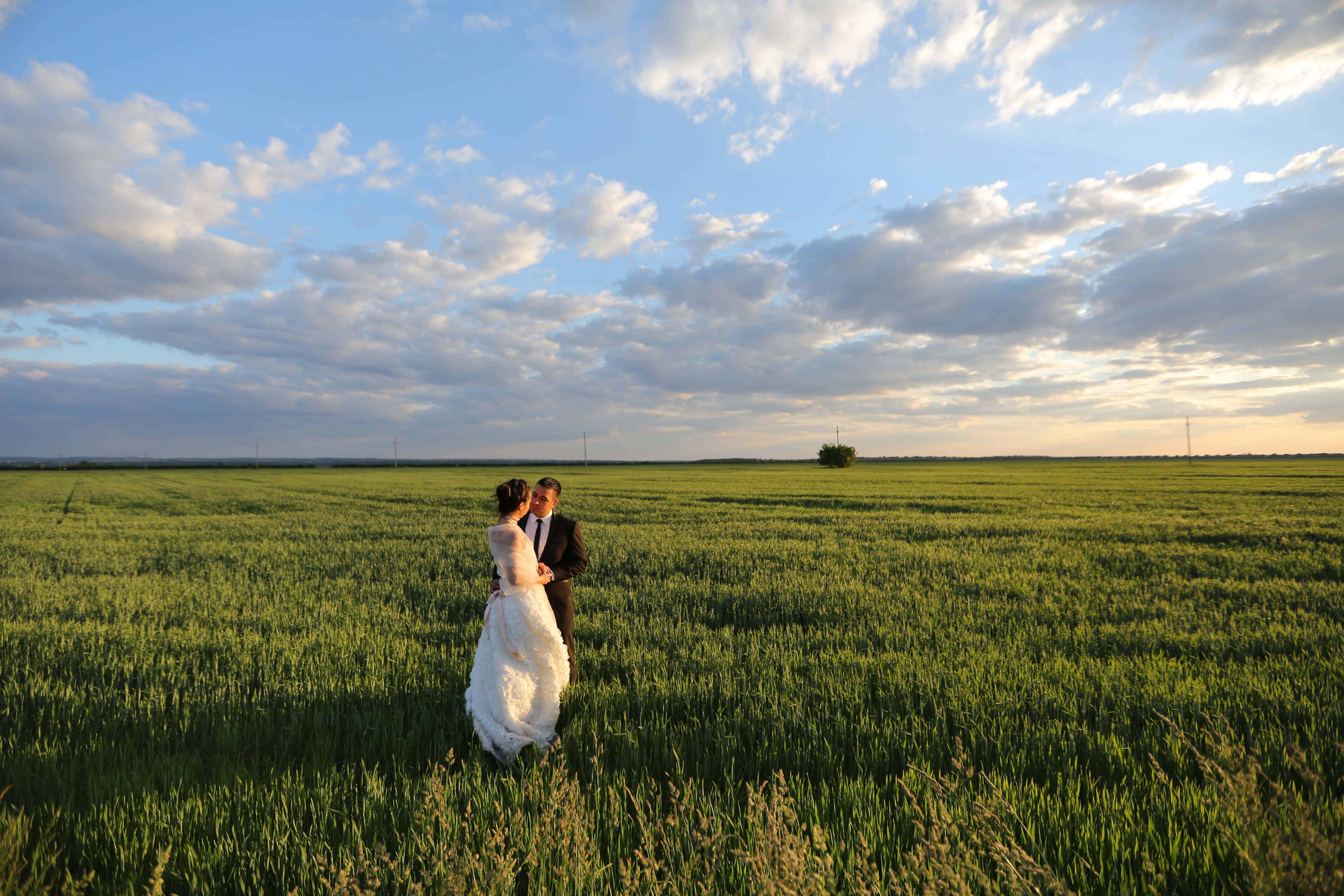 Провожала поля мужа. Жена в поле. Фотосессия пары в поле пшеницы. Свадьба в пшенице. В поле с мужем.