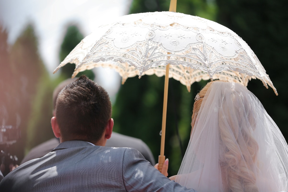 napsütés, esernyő, esküvő, esküvői ruha, fátyol, napos, menyasszony, vőlegény, kar, gyönyörű
