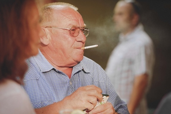 humo, cigarrillo, estilo de vida, disfrute, personas de edad avanzada, personas, hombre, abuelo, madura, Senior
