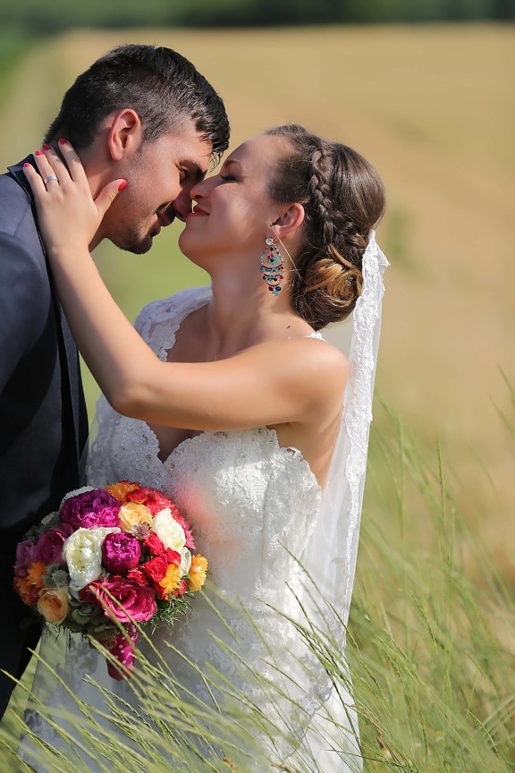champ de blé, la mariée, jeune marié, baiser, Smile, amour, main, épaule, couple, mariage