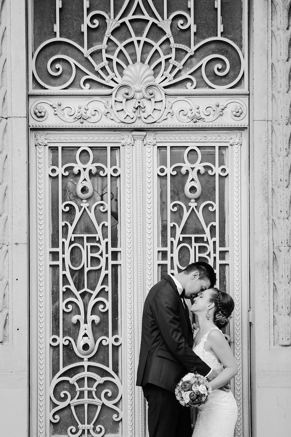 sort og hvid, foran døren, bruden, bryllupskjole, samvær, knus, smilende, bygning, arkitektur, døren