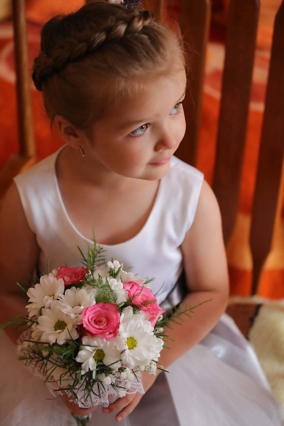 enfant, Jolie fille, élégant, Coiffure, boucles d’oreilles, bouquet de mariage, vue de côté, bouquet, mariage, fleurs