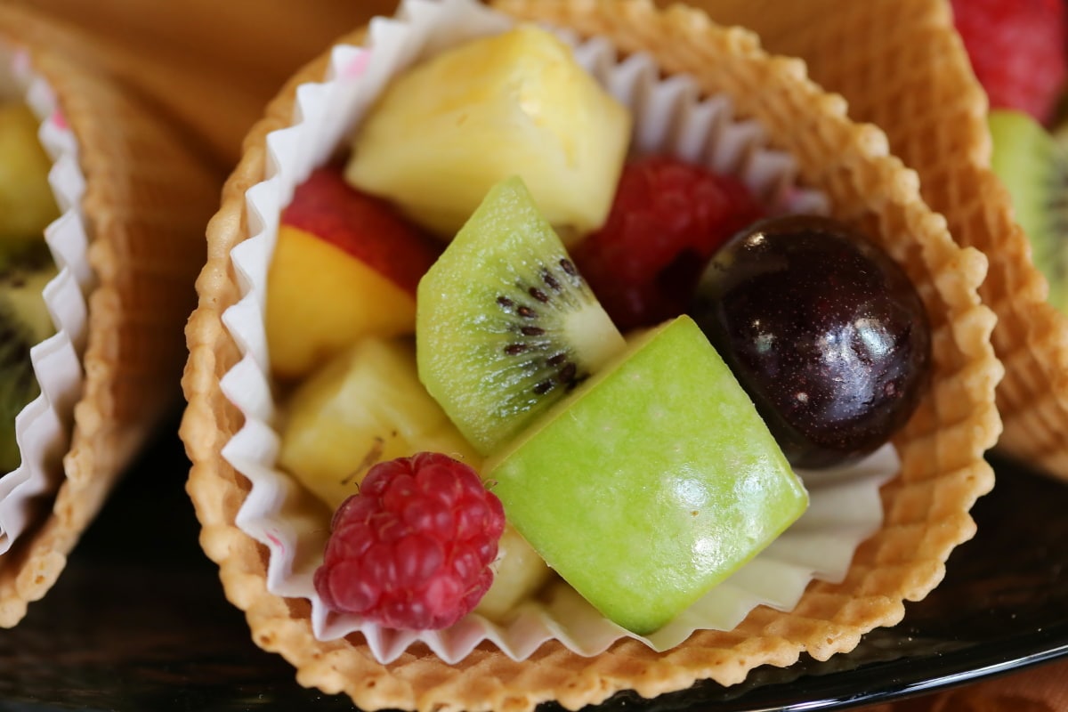 salatbar, frukt, iskrem, epler, kirsebær, Kiwi, bringebær, dessert, bær, deilig