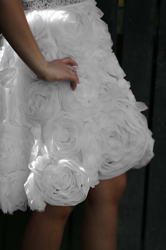 suknia ślubna, spódnica, stanowisko, Zdjęcie modelu, ręka, Obrączka ślubna, Panna Młoda, ślub, małżeństwo, sukienka