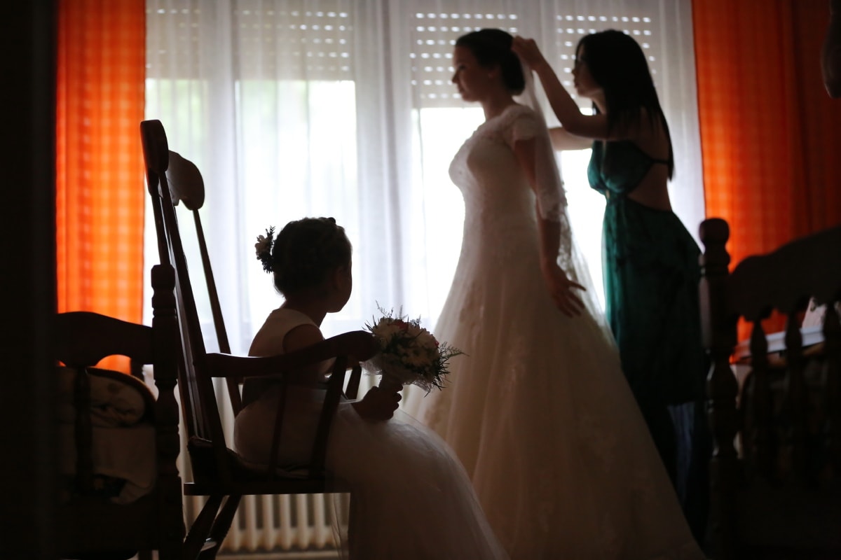 váy cưới, Cô bé xinh đẹp, trẻ em, bó hoa cưới, đám cưới, thời thơ ấu, cô gái, chuẩn bị, giúp đỡ, bạn gái