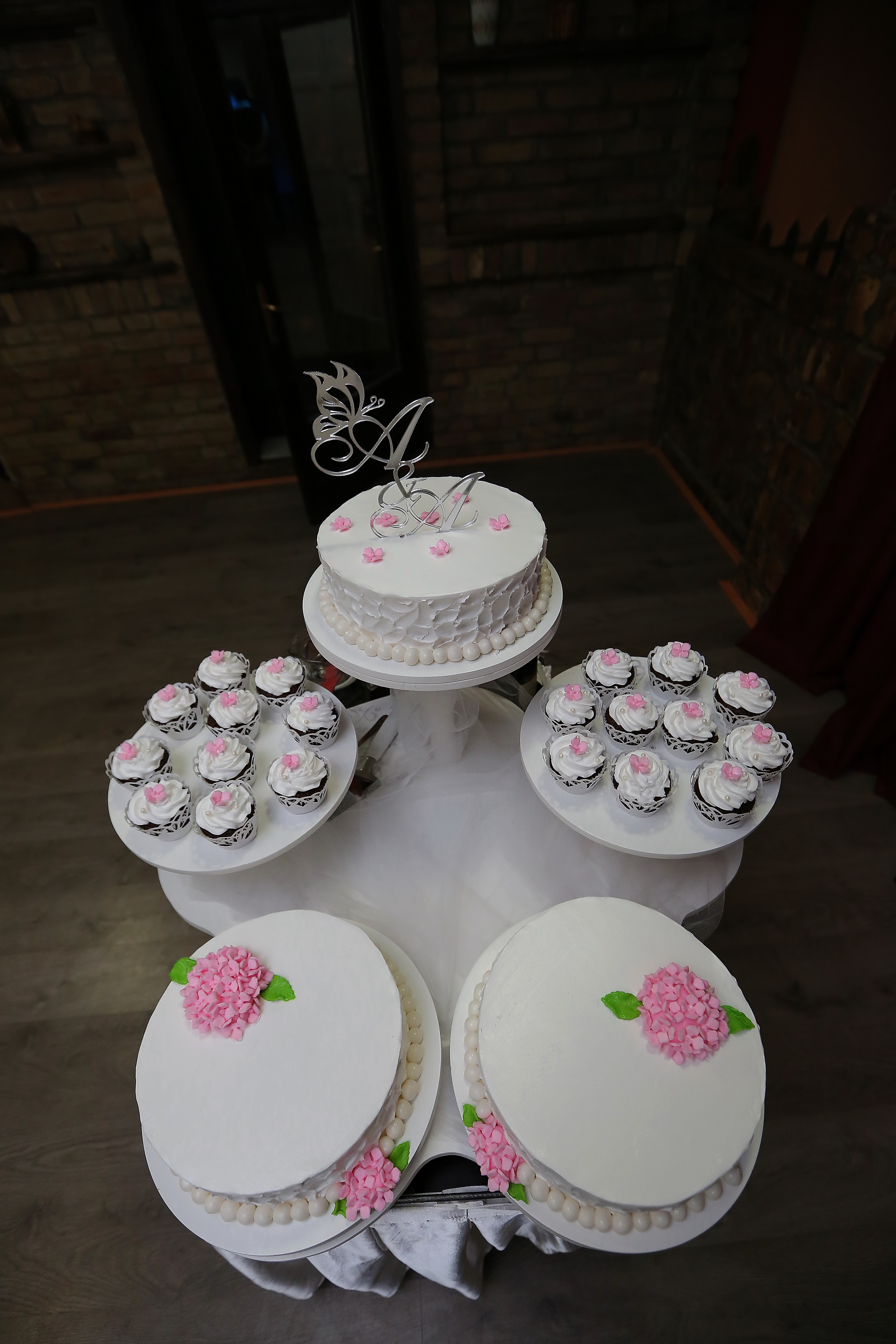 フリー写真画像 ウエディング ケーキ ケーキ カップケーキ 結婚式 スティル ライフ テーブル 食品 装飾 屋内で お祝い