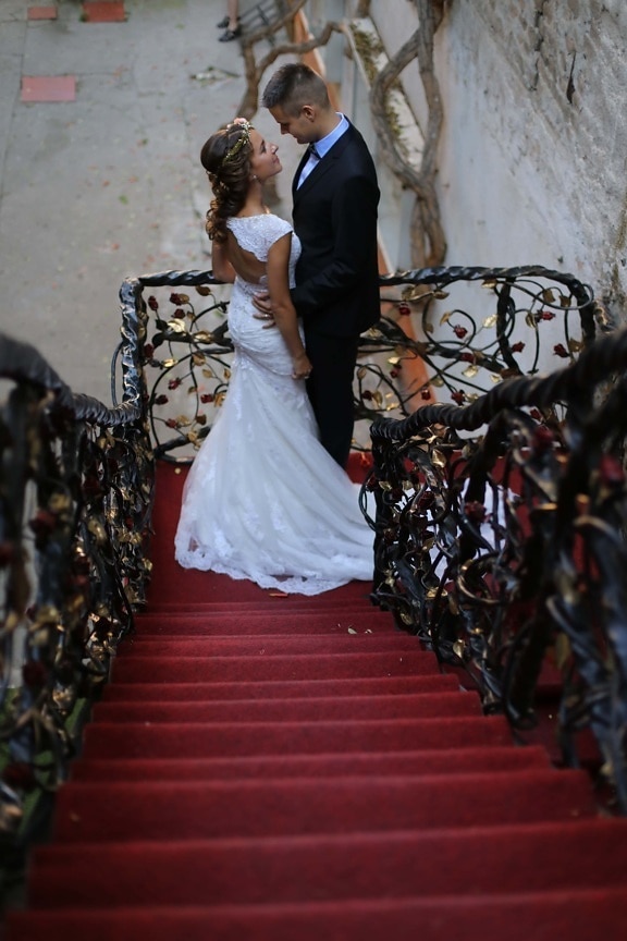 bruden, røde løperen, brudgommen, glamour, støpejern, trapp, kjole, folk, bryllup, seremoni