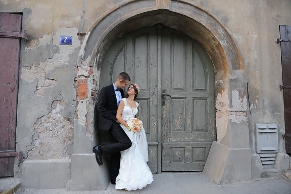 bejárati ajtó, régi, bejárat, menyasszony, homlokzat, vőlegény, esküvő, emberek, ajtó, utca