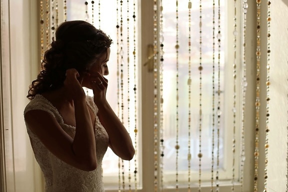 весільна сукня, наречена, салон, зачіска, сережки, вікно, сліпий, в приміщенні, люди, світло