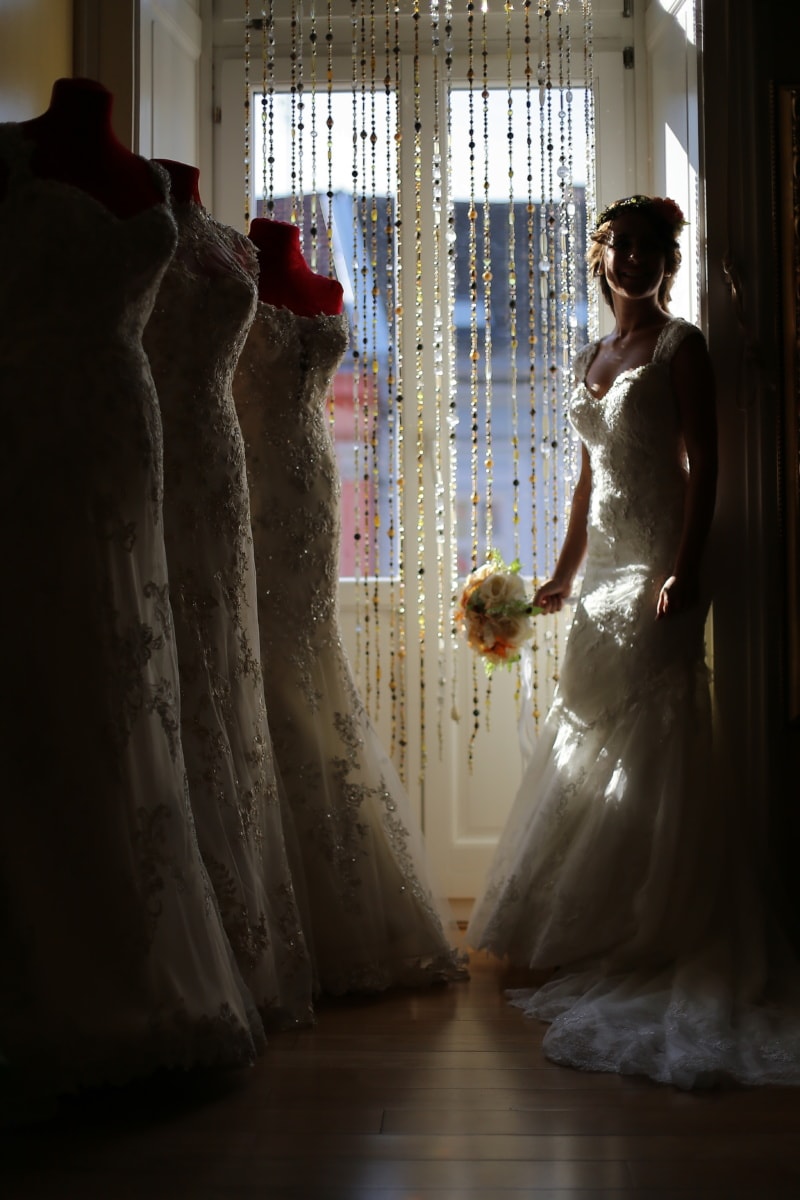 Магазин, Шопінг, весільна сукня, Елегантний макіяж нареченої, наречена, весілля, люди, вікно, Дівчина, жінка