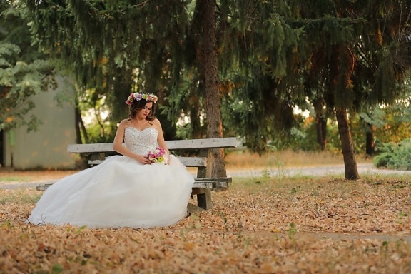скамейка, позирует, свадебный букет, свадебное платье, парк, осенний сезон, платье, жених, невеста, Свадьба