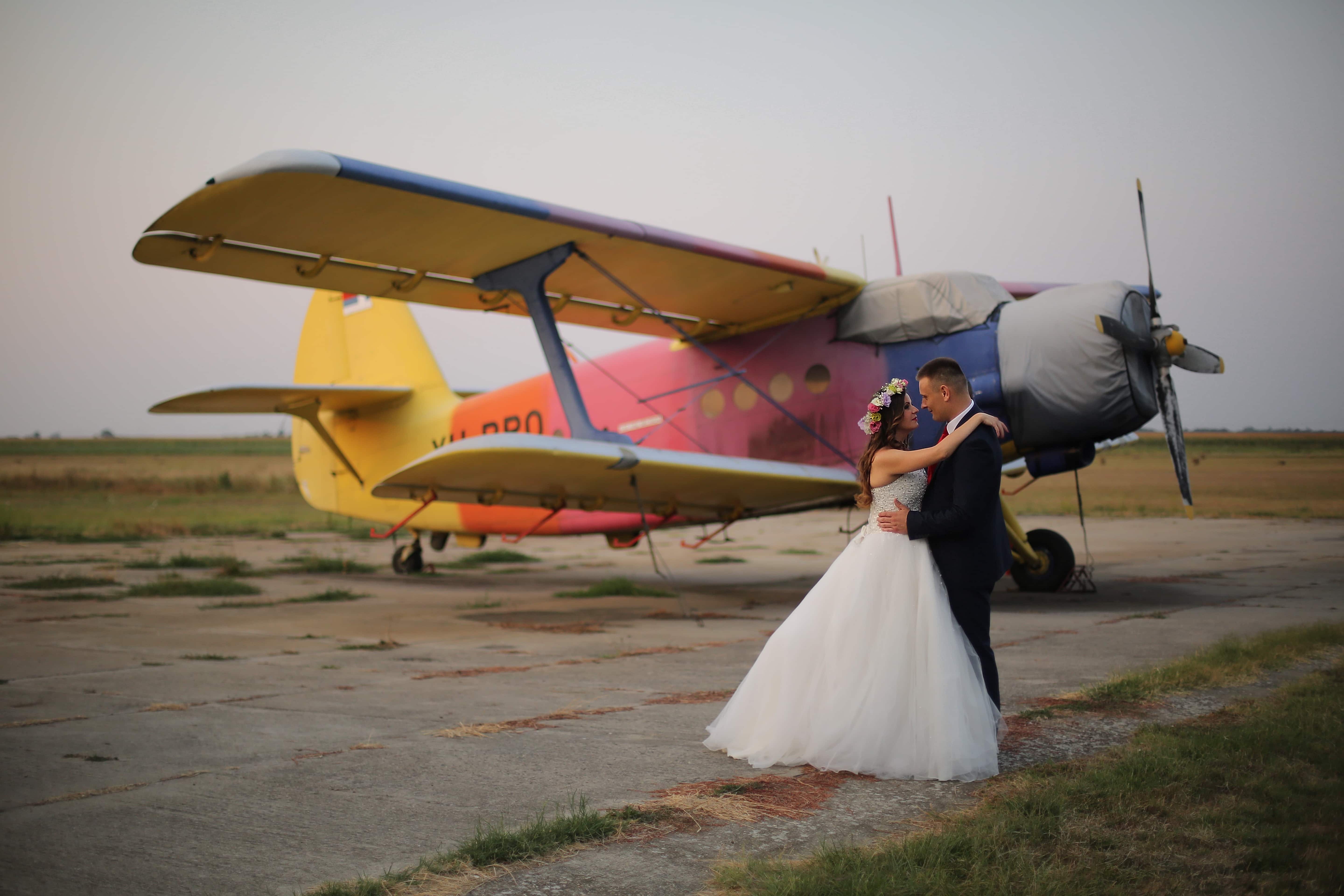 フリー写真画像 飛行機 空港 抱擁 結婚式 抱擁 複葉機 航空機 人々 軍事 フライト