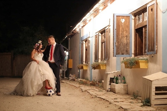 bruden, fotballspiller, brudgommen, landsbyen, bakgården, gift, kjærlighet, par, bryllup, kjole