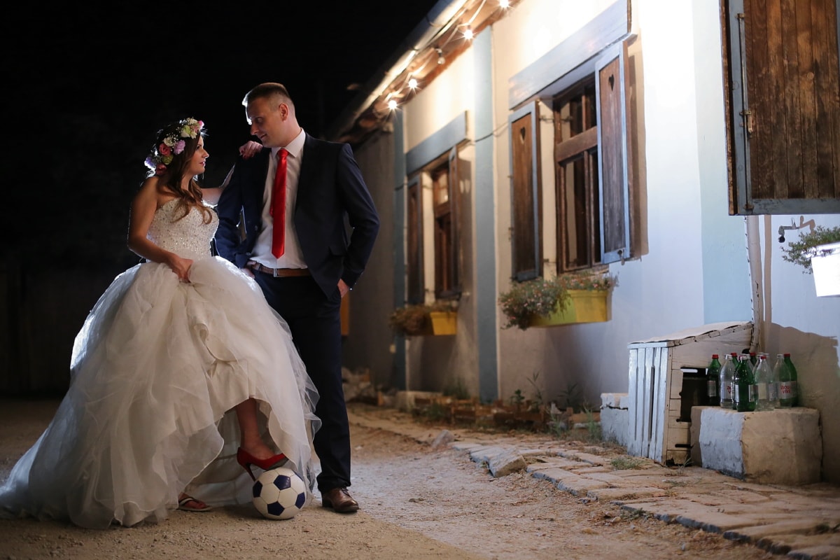 menyasszony, vőlegény, focista, falu, futball-labda, utca, falusi, esküvő, házas, ruha