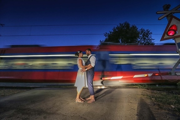 abrazo, tren, novio, estación de tren, novia, abrazo, romántica, noche, noche, viajero