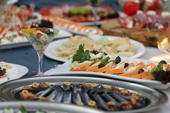 kaviar, fisk och skaldjur, buffé, mellanmål, cocktails, salladsbar, bankett, frukost, ost, middag
