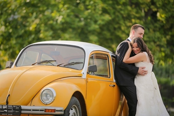 bride, groom, car, Volkswagen beetle, sedan, oldtimer, embrace, hugging, romance, smiling, transport