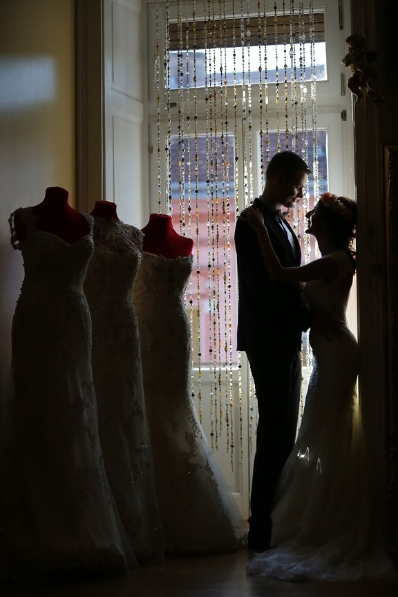 свадебное платье, Магазин, Гостиная, элегантность, жених, моды, объятия, любовь, невеста, люди