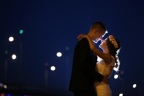 младоженец, булката, прегръдка, през нощта, на открито, танц, музика, концерт, лице, хора