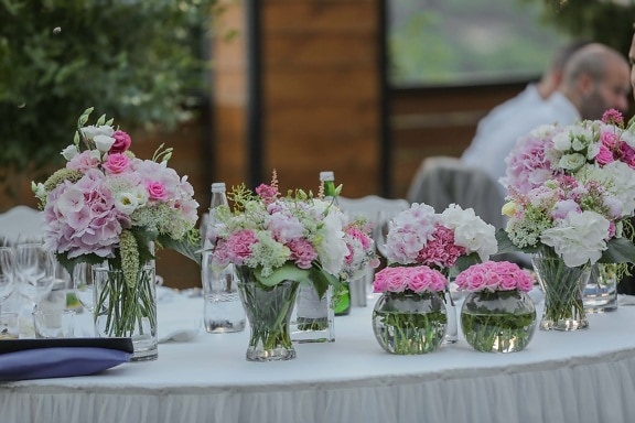 Kristall, frisches Wasser, Vase, Rosen, Eleganz, Event, Zeremonie, Hochzeit, Blumenstrauß, Anordnung