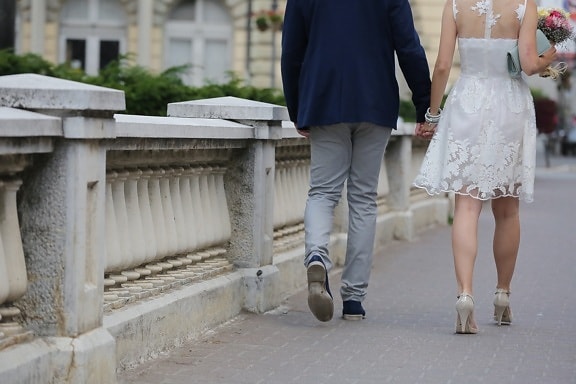 boda, sandalia, zapatos, vestido de novia, ramo de novia, caminando, calle, vertical, mujer, personas
