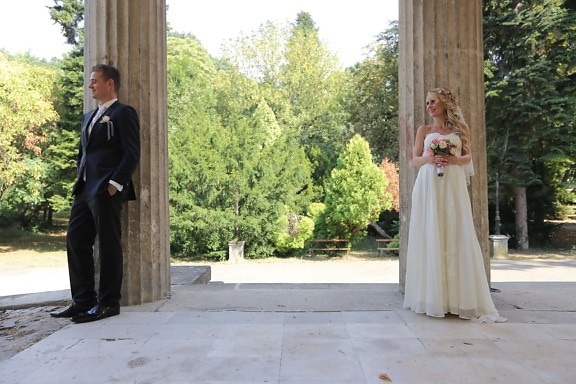 представляват, булката, младоженец, предната веранда, костюм, сватбена рокля, хора, сватба, жена, рокля