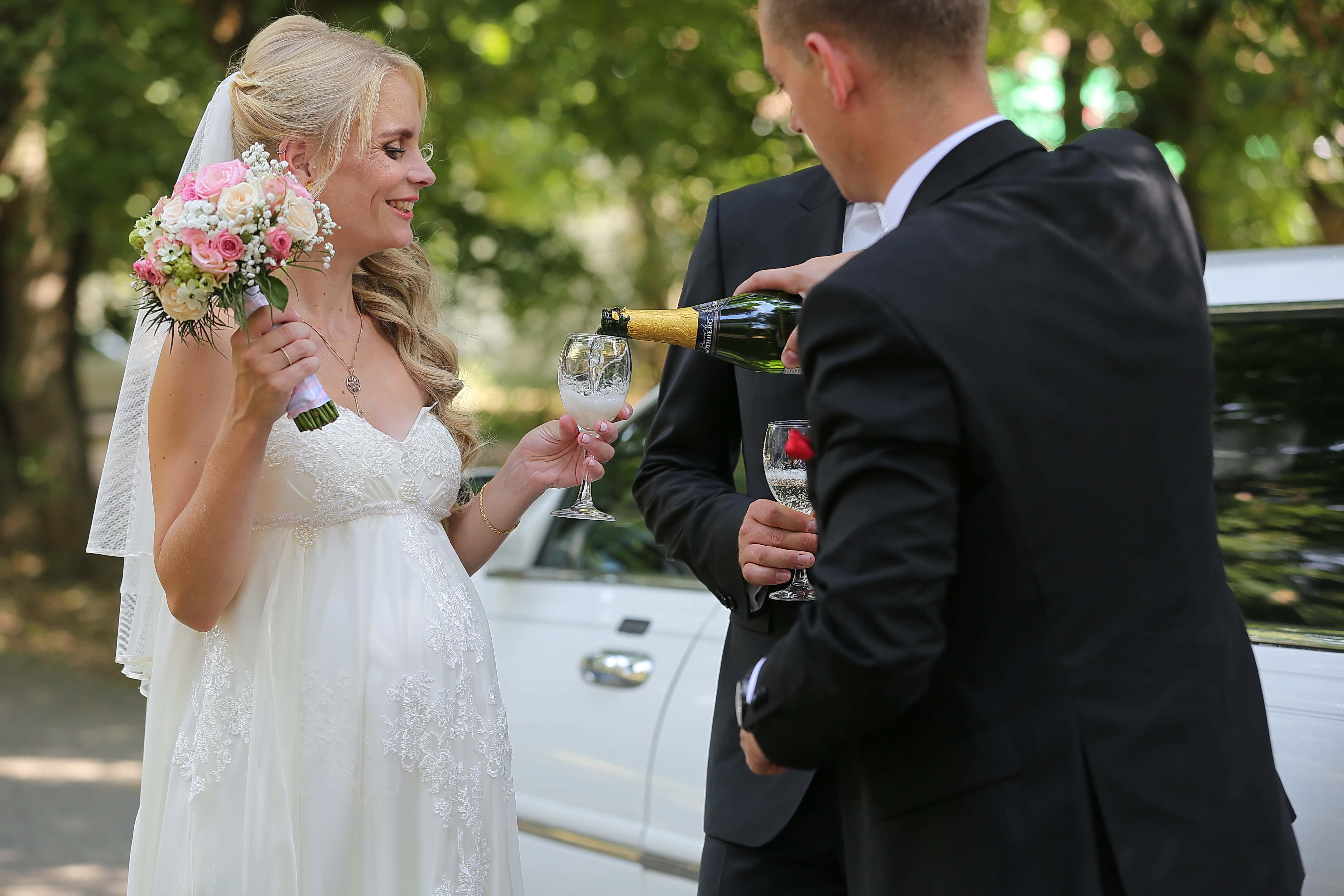 フリー写真画像 代父 ゴッドファーザー 花嫁 花婿 お祝い シャンパン 結婚式 愛 カップル ドレス 結婚