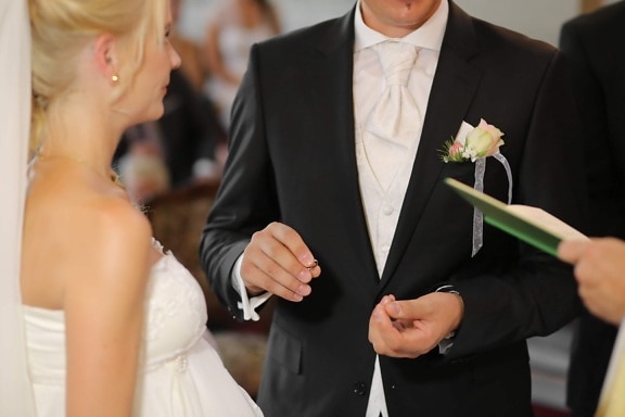 svadba, ženích, džentlmen, snubný prsteň, blond vlasy, nevesta, partneri, podnikanie, žena, oblek
