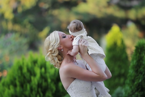 materinstvo, malo dijete, majčinstvo, mlada žena, plava kosa, beba, poljubac, zagrljaj, ljubav, lijepa