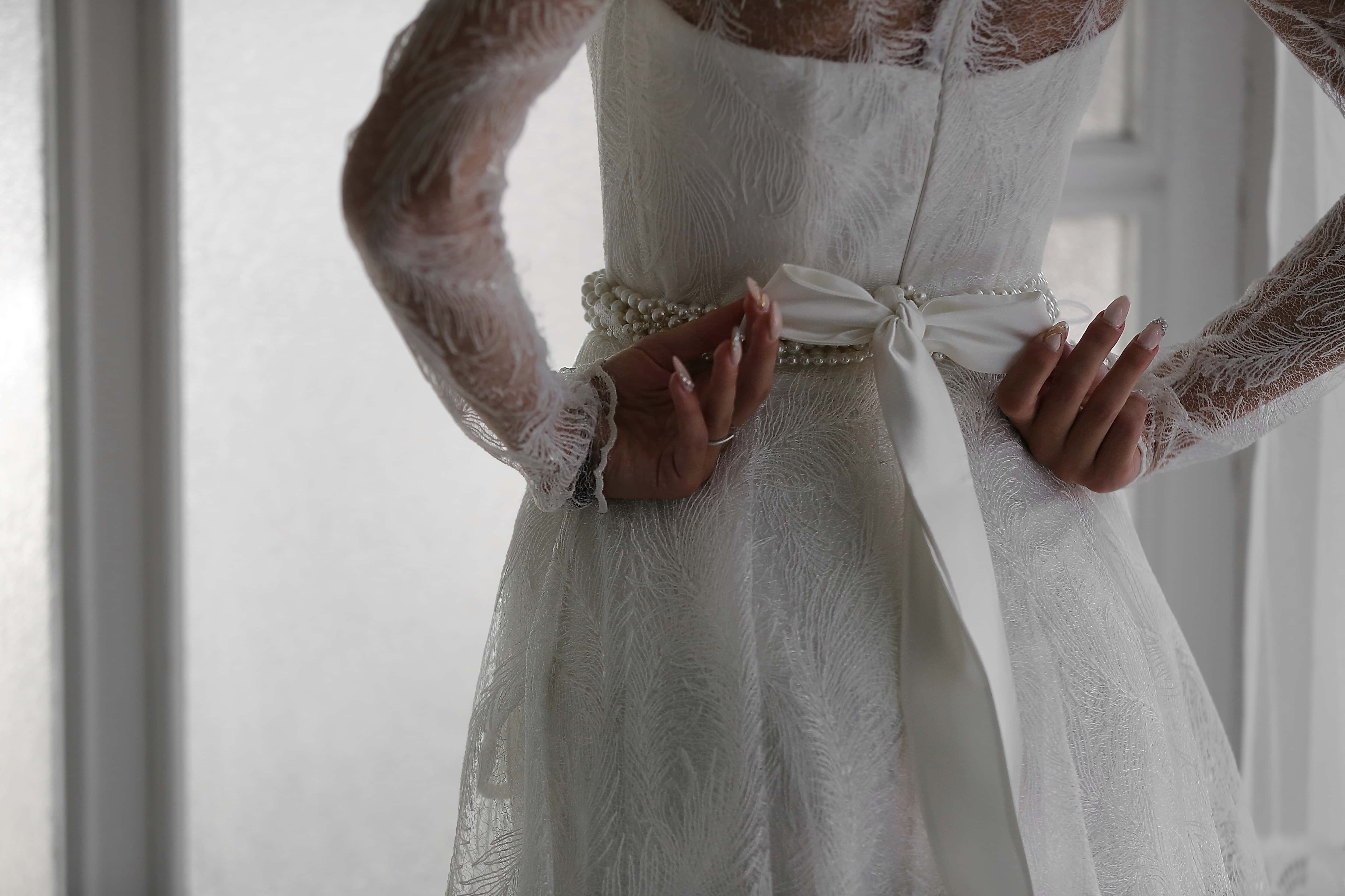 フリー写真画像 手 ウェディングドレス エレガンス 指 ドレス 白 マニキュア 結婚式 花嫁 ファッション
