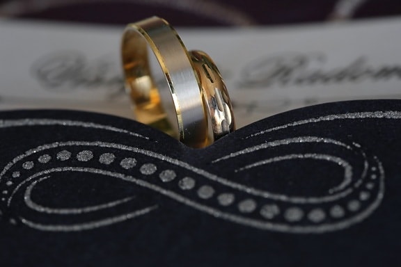 kroužky, zlatá záře, zlato, snubní prsten, svatba, romantika, bižuterie, zblízka, svítí, kov