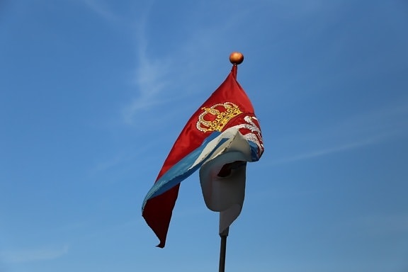 Serbien, flag, emblem, symbol, krone, tricolor, patriotisme, vind, blå himmel, stolthed