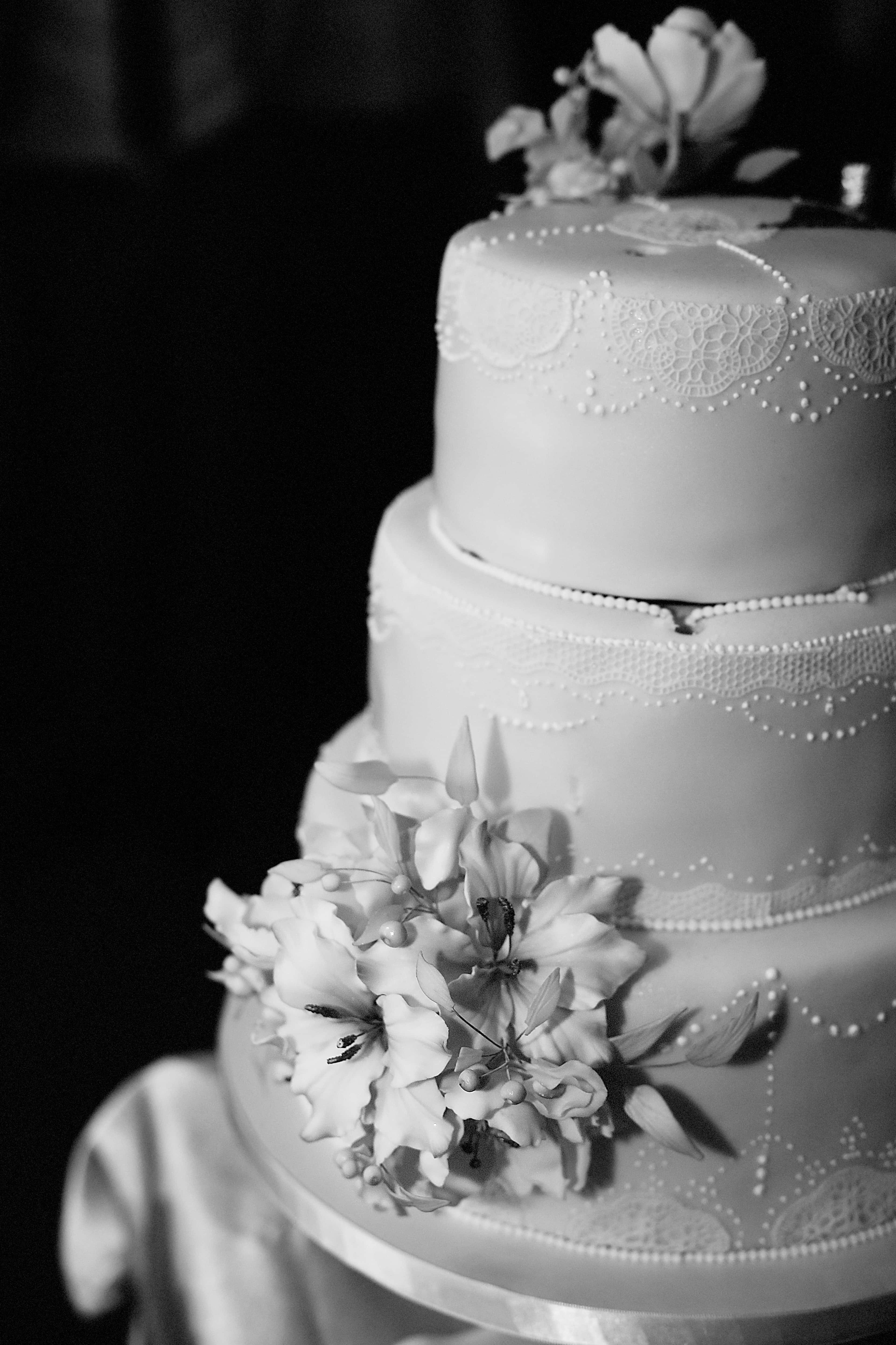 フリー写真画像 ウエディング ケーキ 黒と白 モノクロ エレガンス 結婚式 花 愛 クリーム エレガントです ロマンス