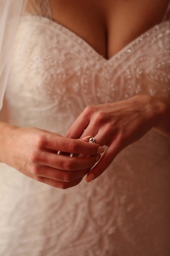 花嫁, 体, 結婚指輪, ウェディングドレス, 肌, 指, 手, ケア, 処置, マッサージ