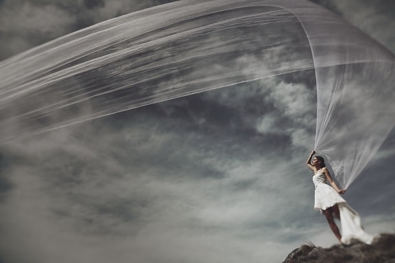 model de fotografie, fotomontaj, nunta, rochie de mireasă, voal, cer albastru, vânt, peisaj, nori, extrem