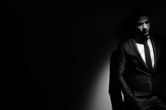 φωτογραφία μοντέλο, άνθρωπος, όμορφος, κοστούμι σμόκιν, γραβάτα, σκιά, προσκήνιο, κοστούμι, σκοτάδι, μαύρο